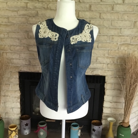 LOVELY BOSTON PROPER DENIM CROP VEST - Picture 3 of 10